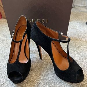 Gucci Black Suede T-Strap Sandal | Size 38